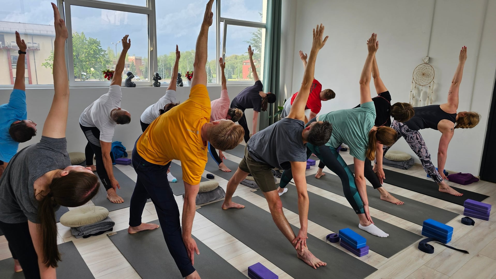 Grupos de yoga para principiantes y avanzados