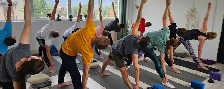 Grupos de yoga para principiantes y avanzados