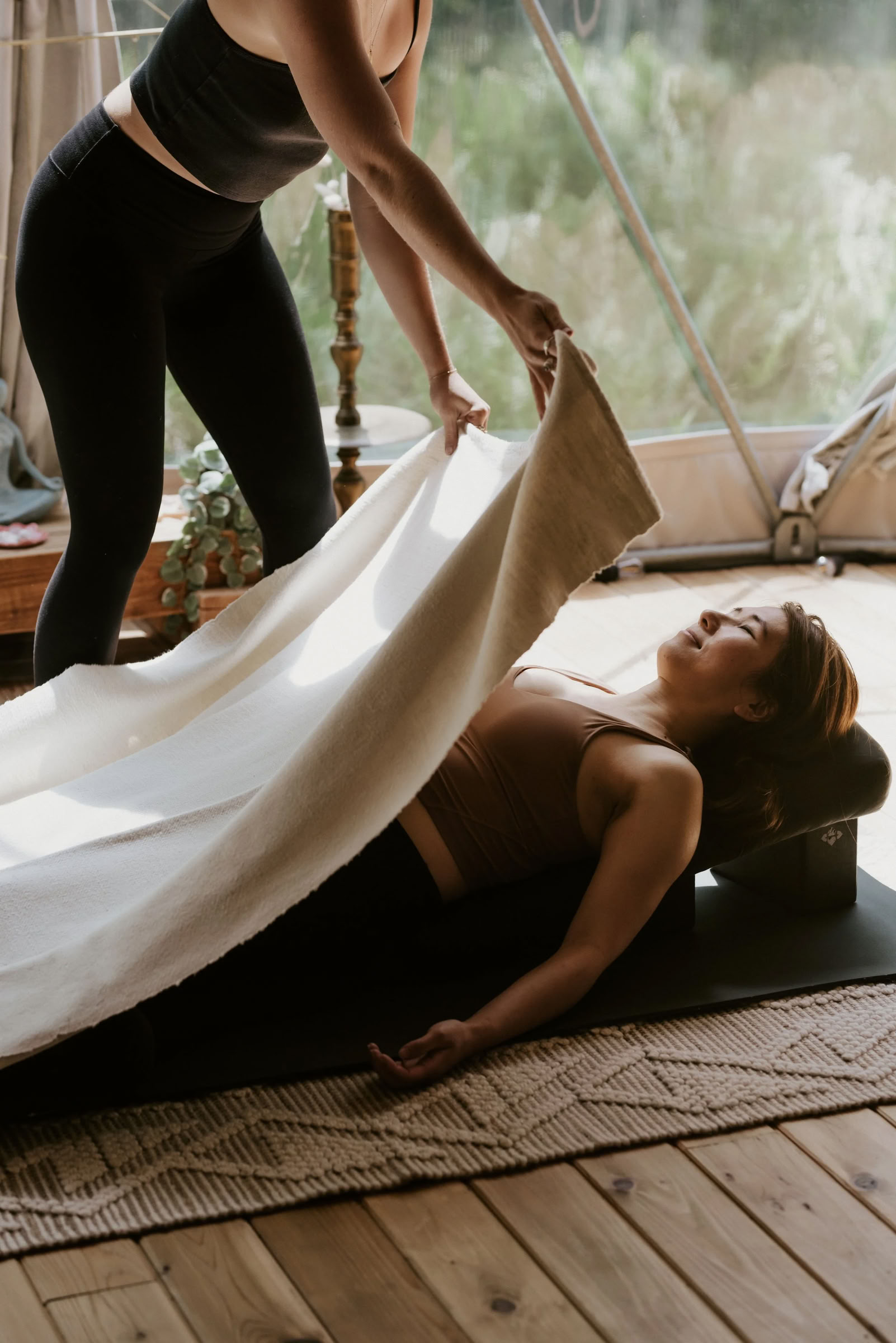 Rise: Experiencia inmersiva de yoga y baño de sonido con Hadis Kiani | Nectar Yoga