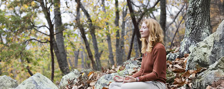 Whispering Leaves: Un retiro de yoga y meditación silencioso de otoño