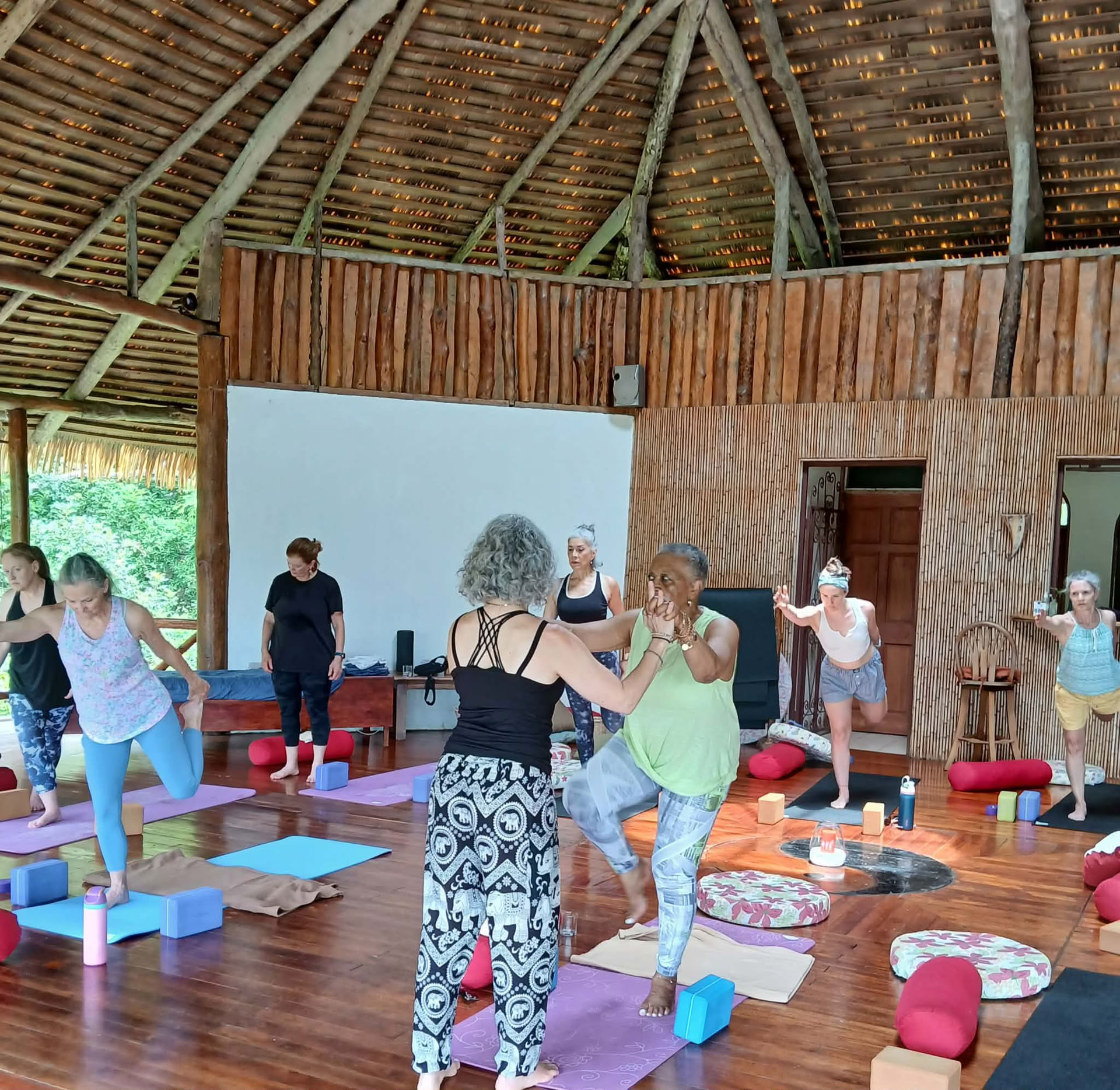 Pura Vida Pause: Yoga, Adventure, & Reajuste