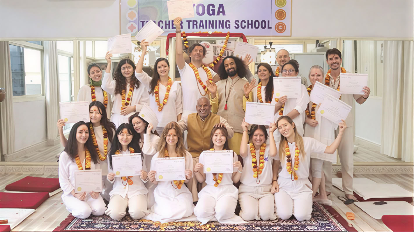 100 horas de formación de profesores de yoga en Rishikesh, India