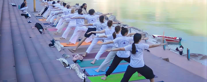 100 horas de formación de profesores de yoga en Rishikesh, India