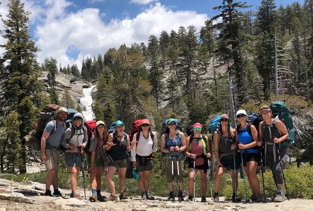 Viaje de mochilero del solsticio de verano