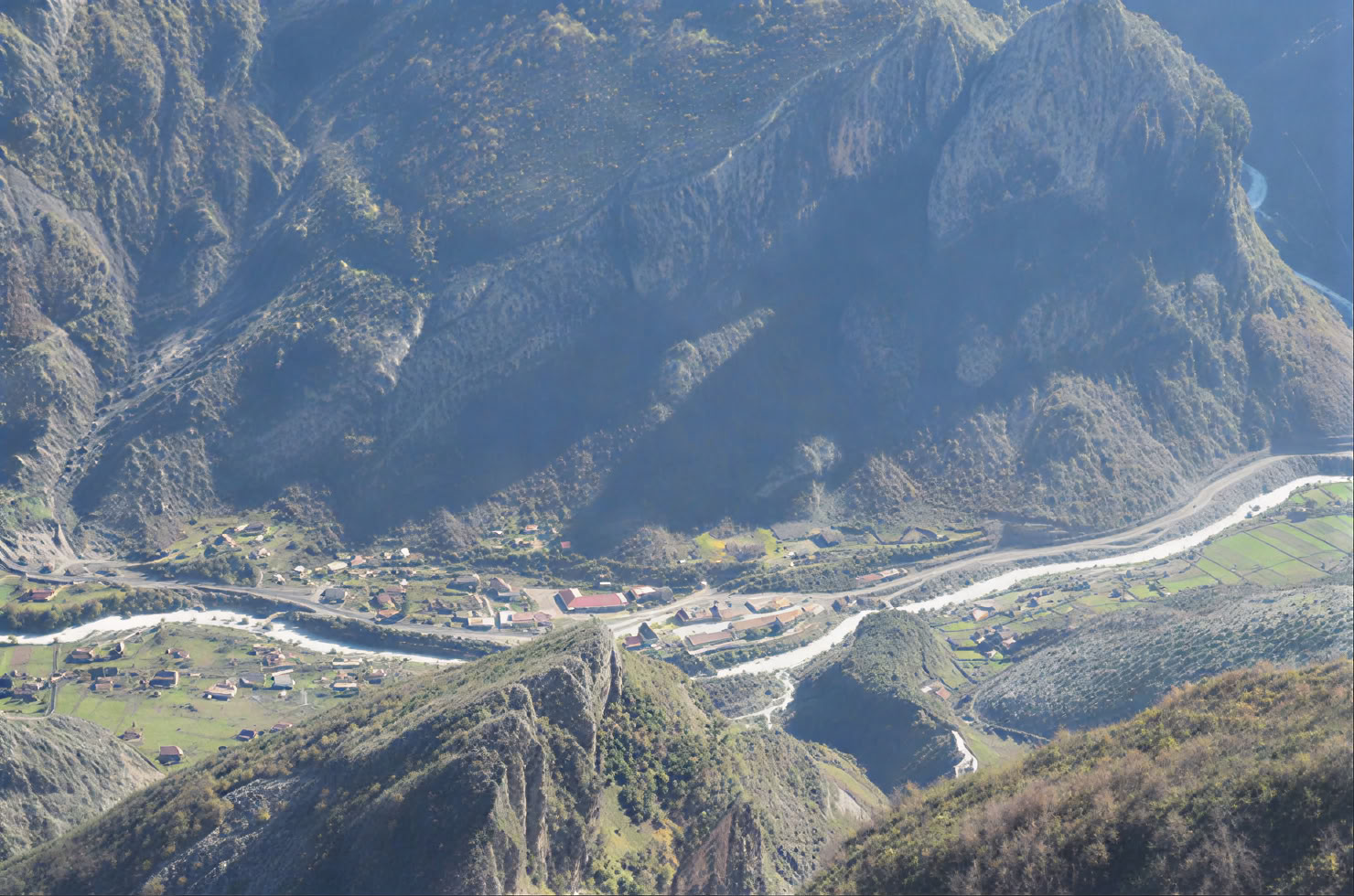 Hum Orahovski y recorrido de senderismo por Grlo Sokolovo
