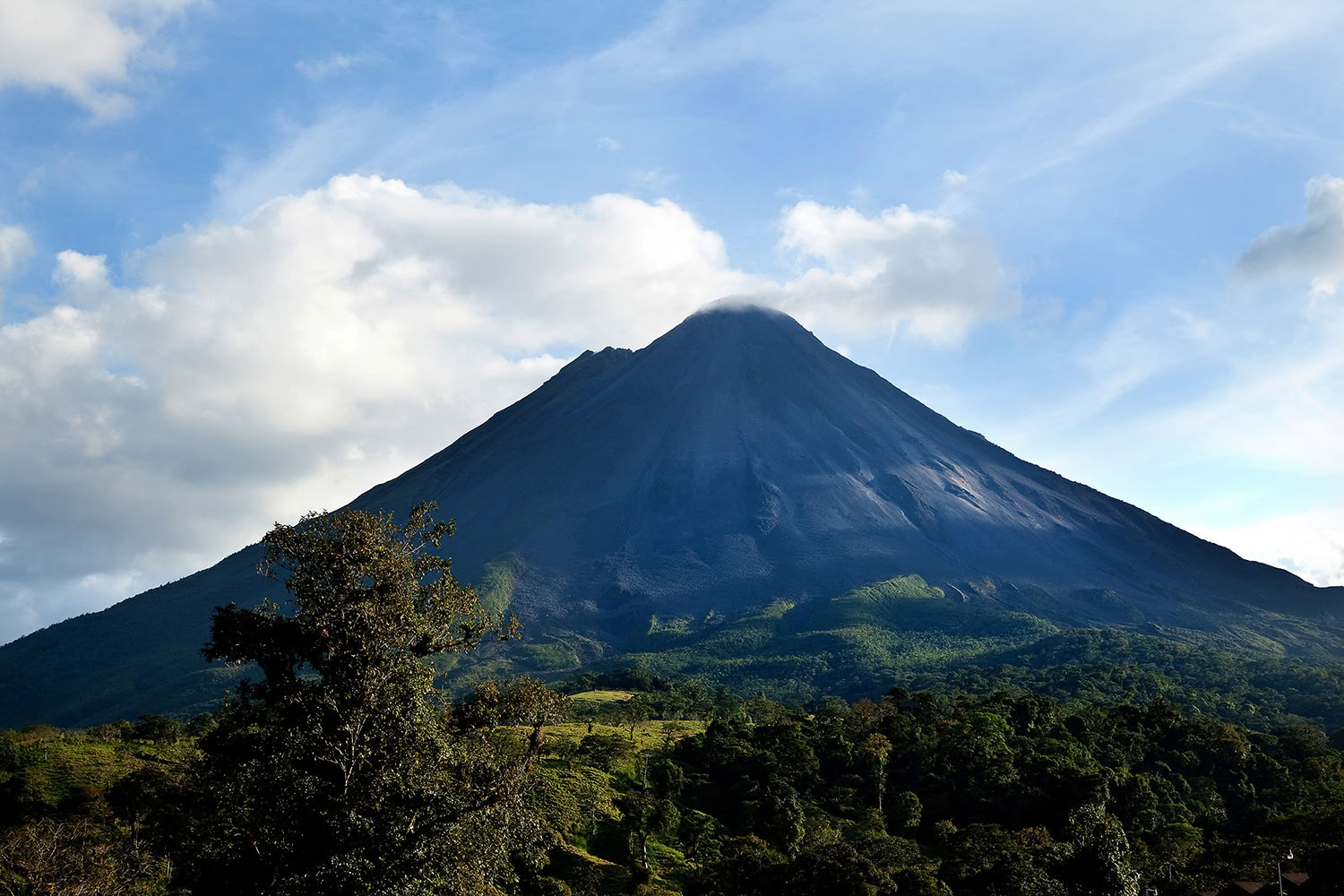 Volcán Arenal con aguas termales
