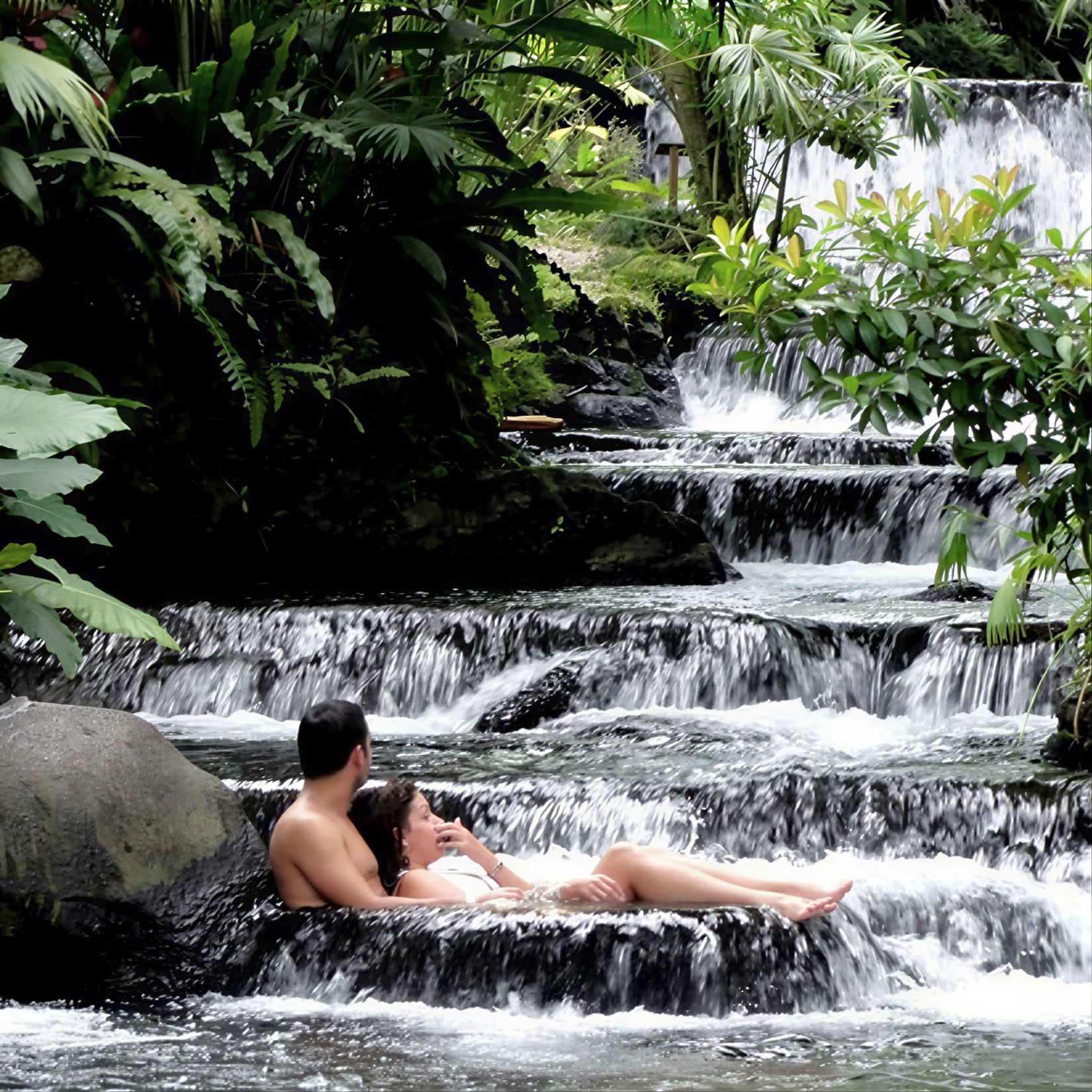 Volcán Arenal con aguas termales