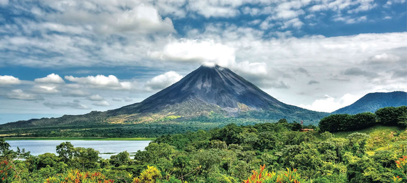 Volcán Arenal con aguas termales