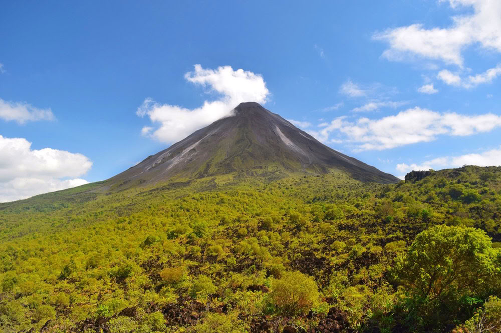 Volcán Arenal con aguas termales