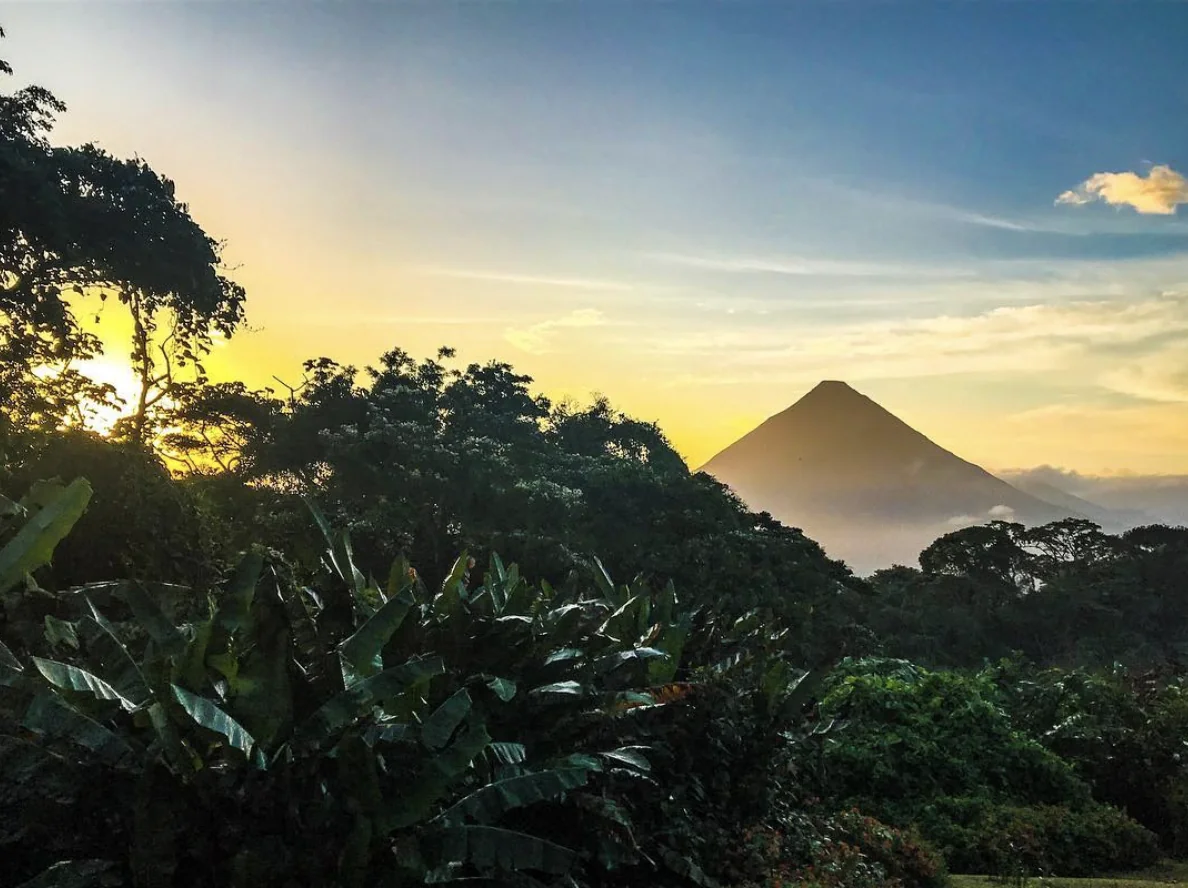 Volcán Arenal con aguas termales