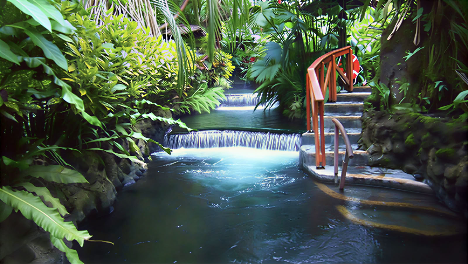 Volcán Arenal con aguas termales
