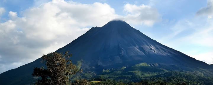 Volcán Arenal con aguas termales