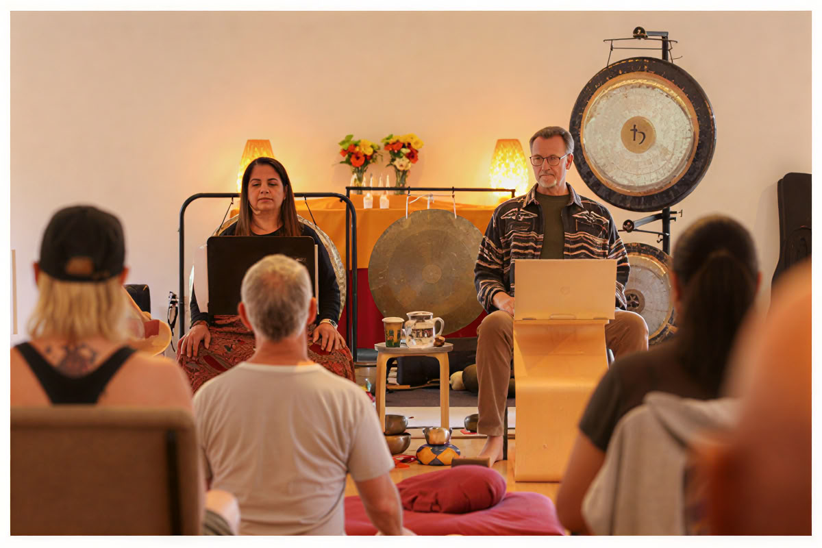 The Middle Way: Un viaje de encarnación explorando la quietud y el movimiento, el silencio y el sonido, la oscuridad y la luz