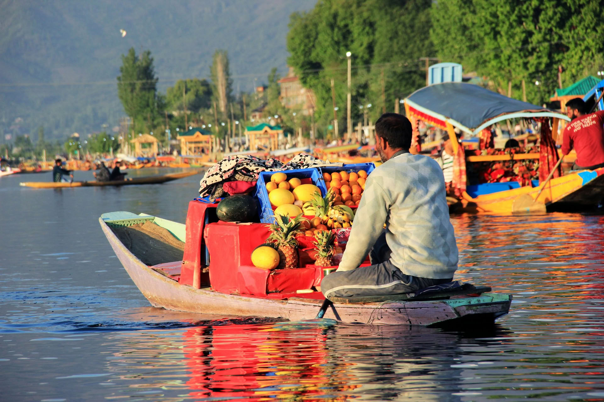 Classic Kashmir Escape: Casa flotante, praderas y paisajes glaciares
