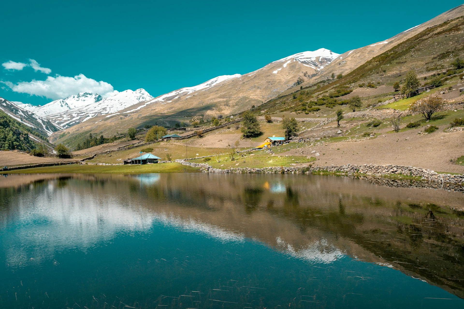 De los huertos a los valles alpinos: viaje himalayo por Thanedar y Sangla