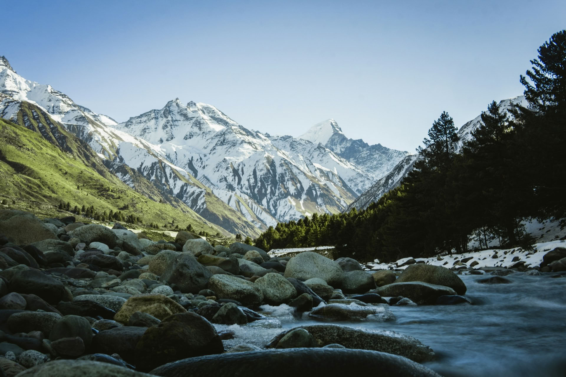 De los huertos a los valles alpinos: viaje himalayo por Thanedar y Sangla