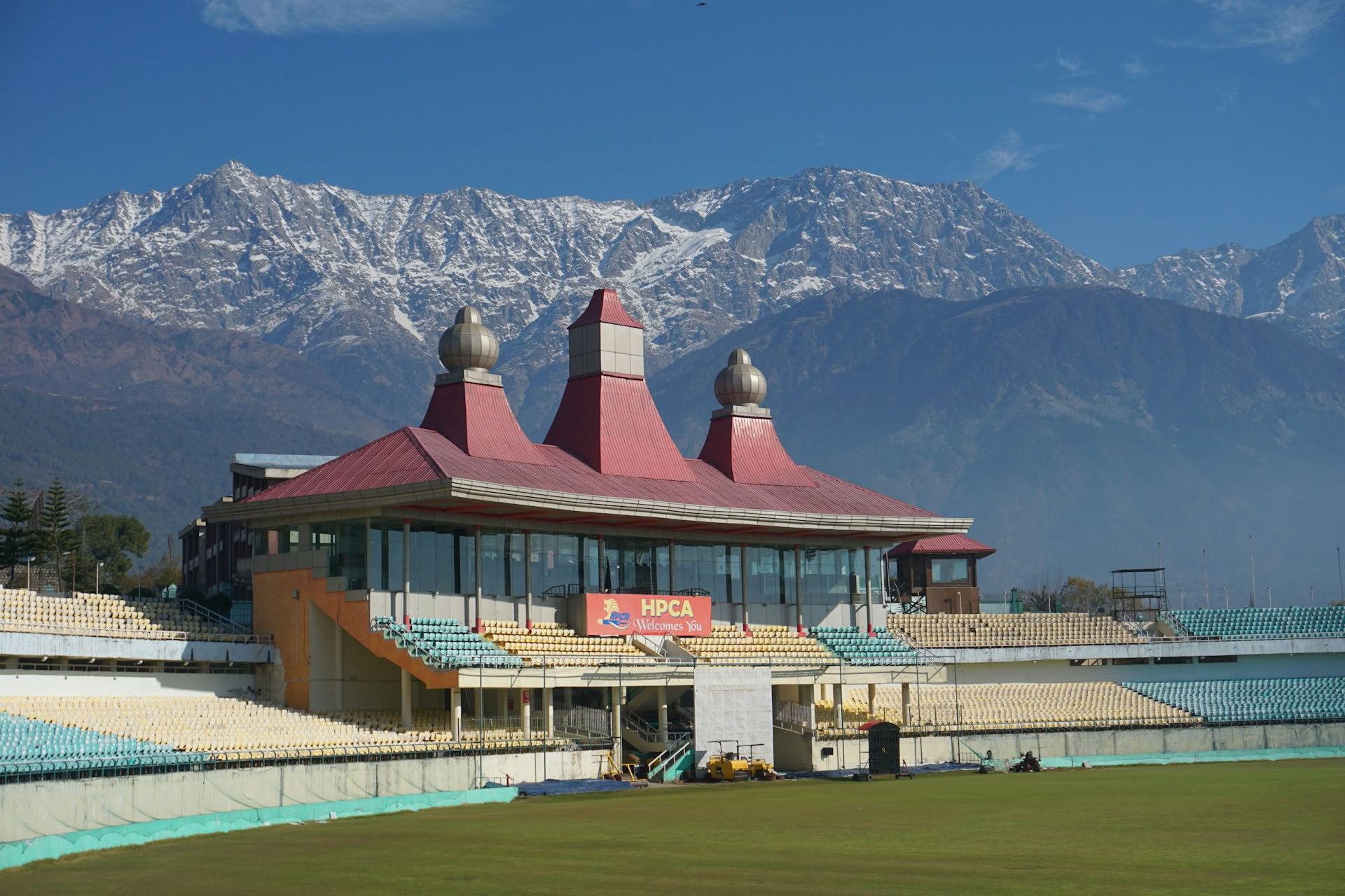 Monasterios, Senderos del Té y Vistas del Cielo: Escapada a Dharamshala, Palampur y Bir