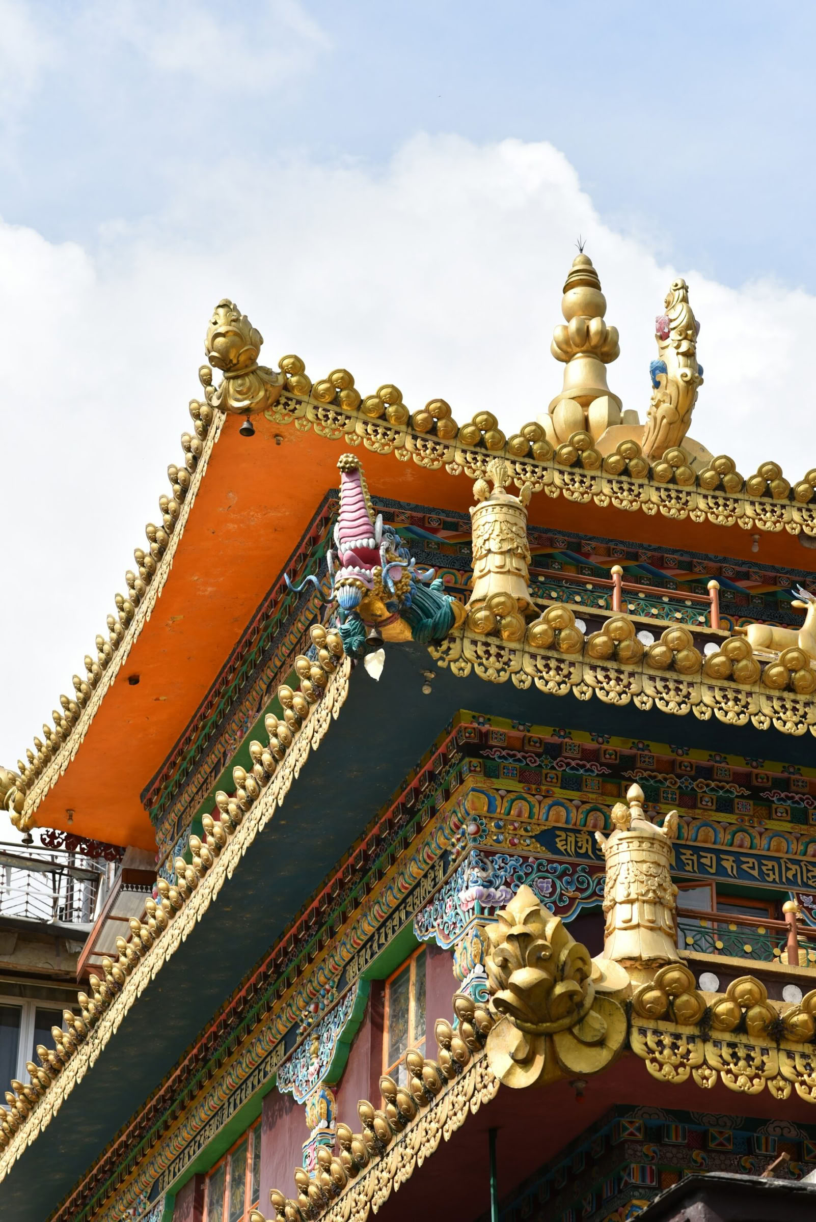 Monasterios, Senderos del Té y Vistas del Cielo: Escapada a Dharamshala, Palampur y Bir