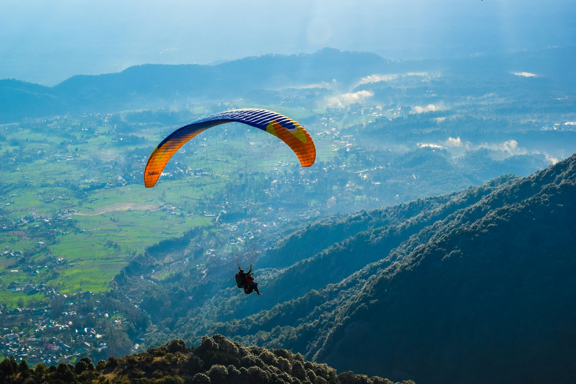 Monasterios, Senderos del Té y Vistas del Cielo: Escapada a Dharamshala, Palampur y Bir