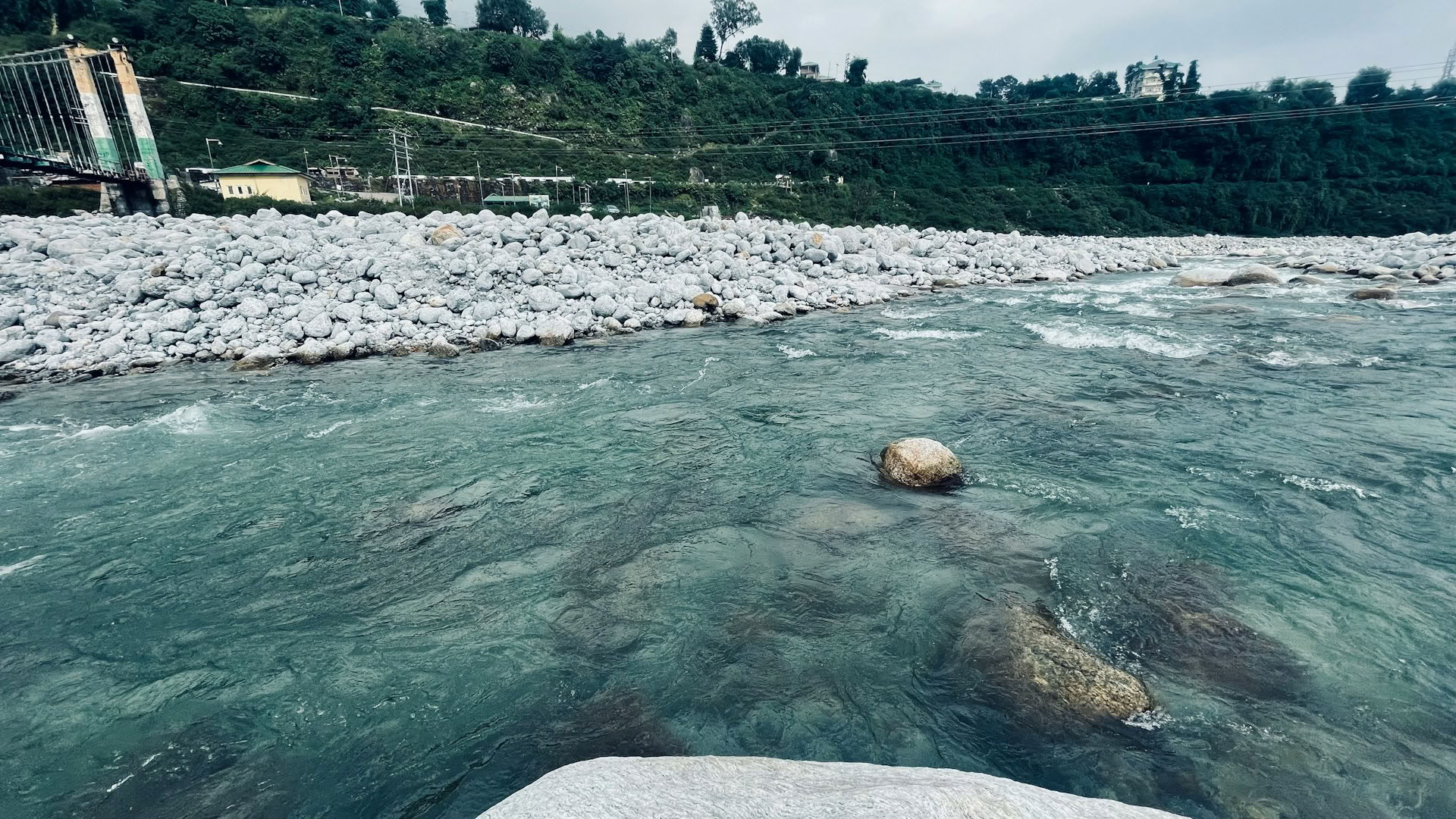 Monasterios, Senderos del Té y Vistas del Cielo: Escapada a Dharamshala, Palampur y Bir