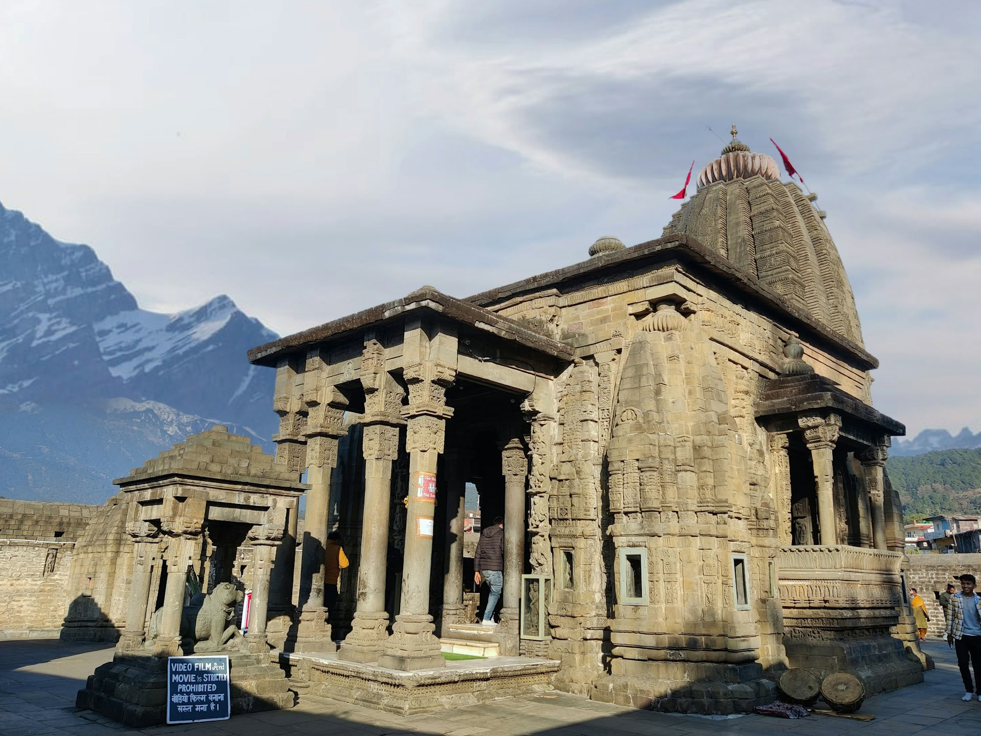 Monasterios, Senderos del Té y Vistas del Cielo: Escapada a Dharamshala, Palampur y Bir