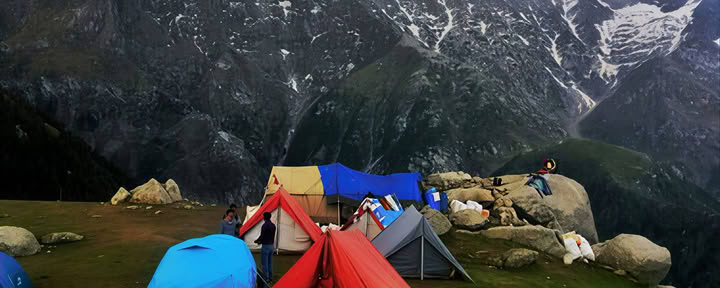 Monasterios, Senderos del Té y Vistas del Cielo: Escapada a Dharamshala, Palampur y Bir