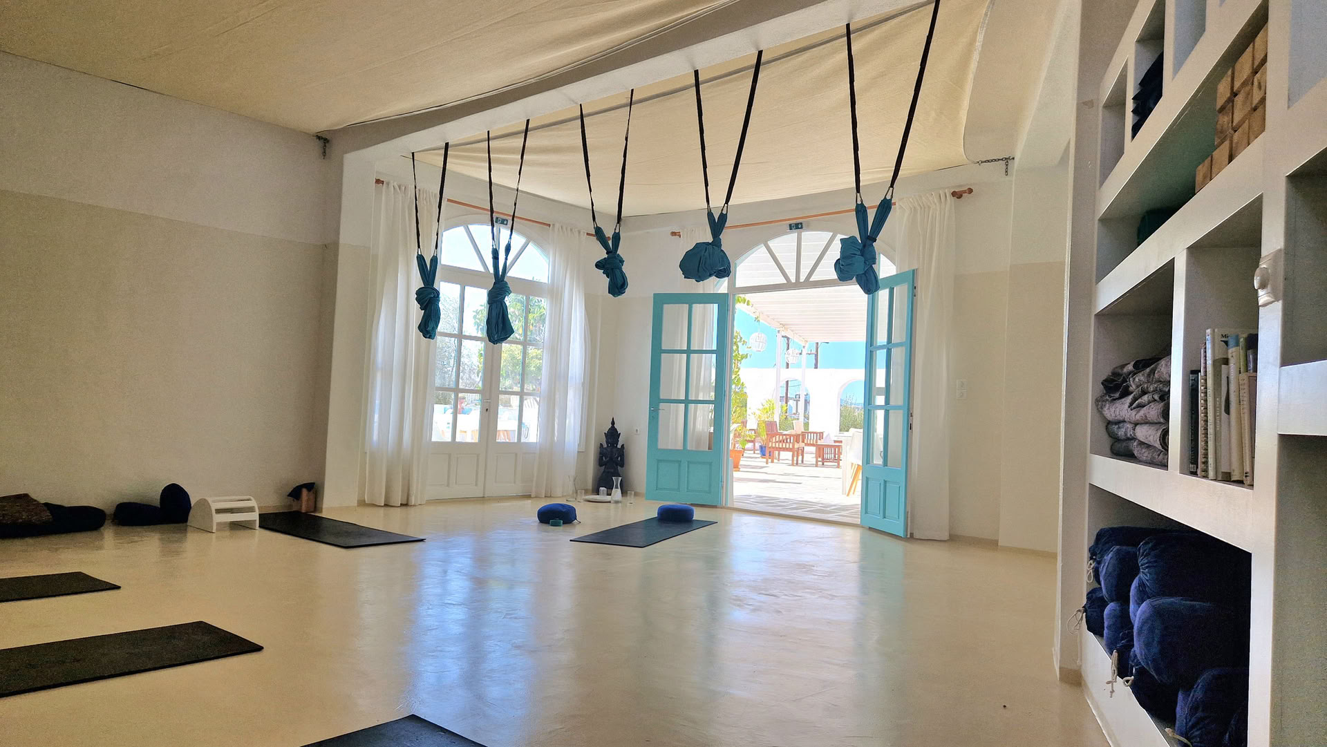 Grupo de yoga disponible