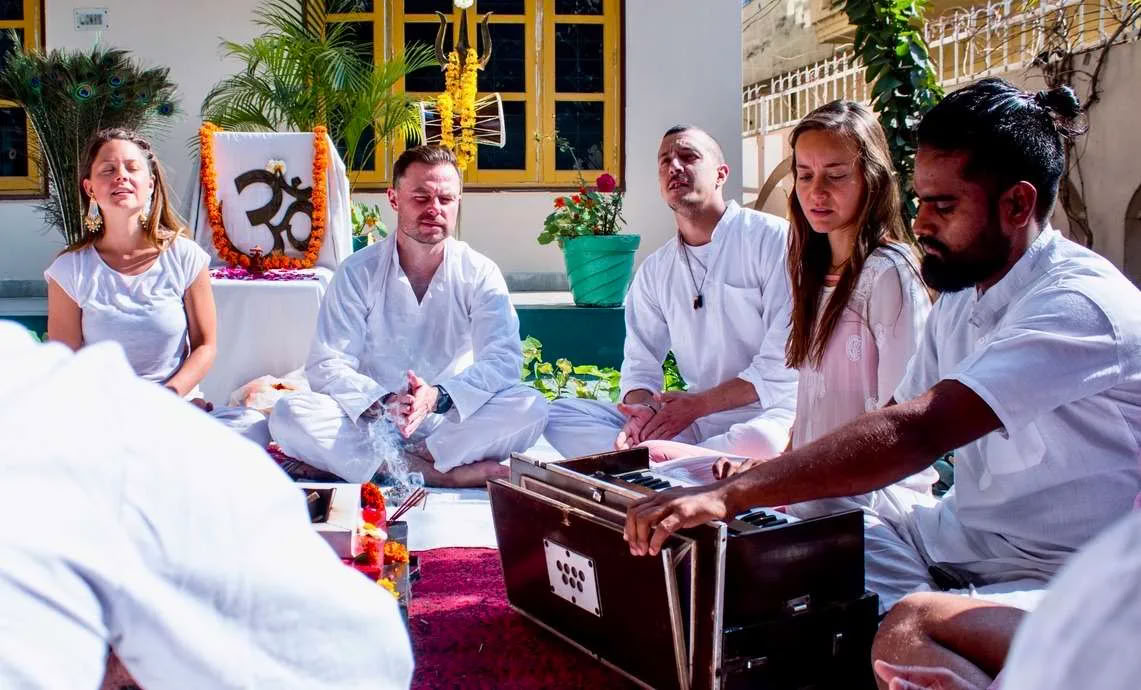 Curso de formación de profesores de yoga Bhakti de 300 horas en Rishikesh, India