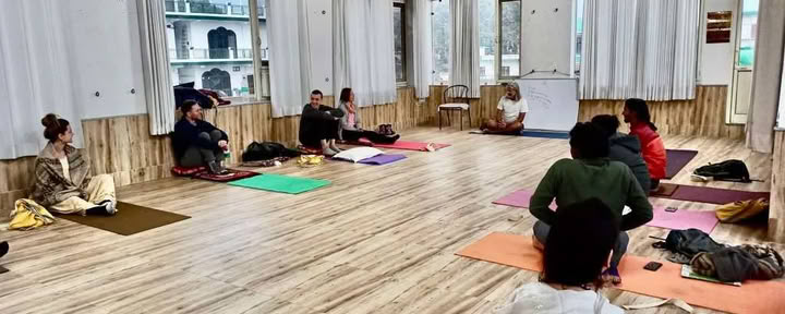 Curso de formación de profesores de yoga Bhakti de 300 horas en Rishikesh, India