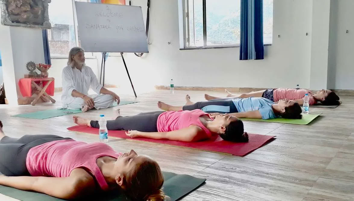 Retiro de formación en terapia de yoga en Rishikesh, India
