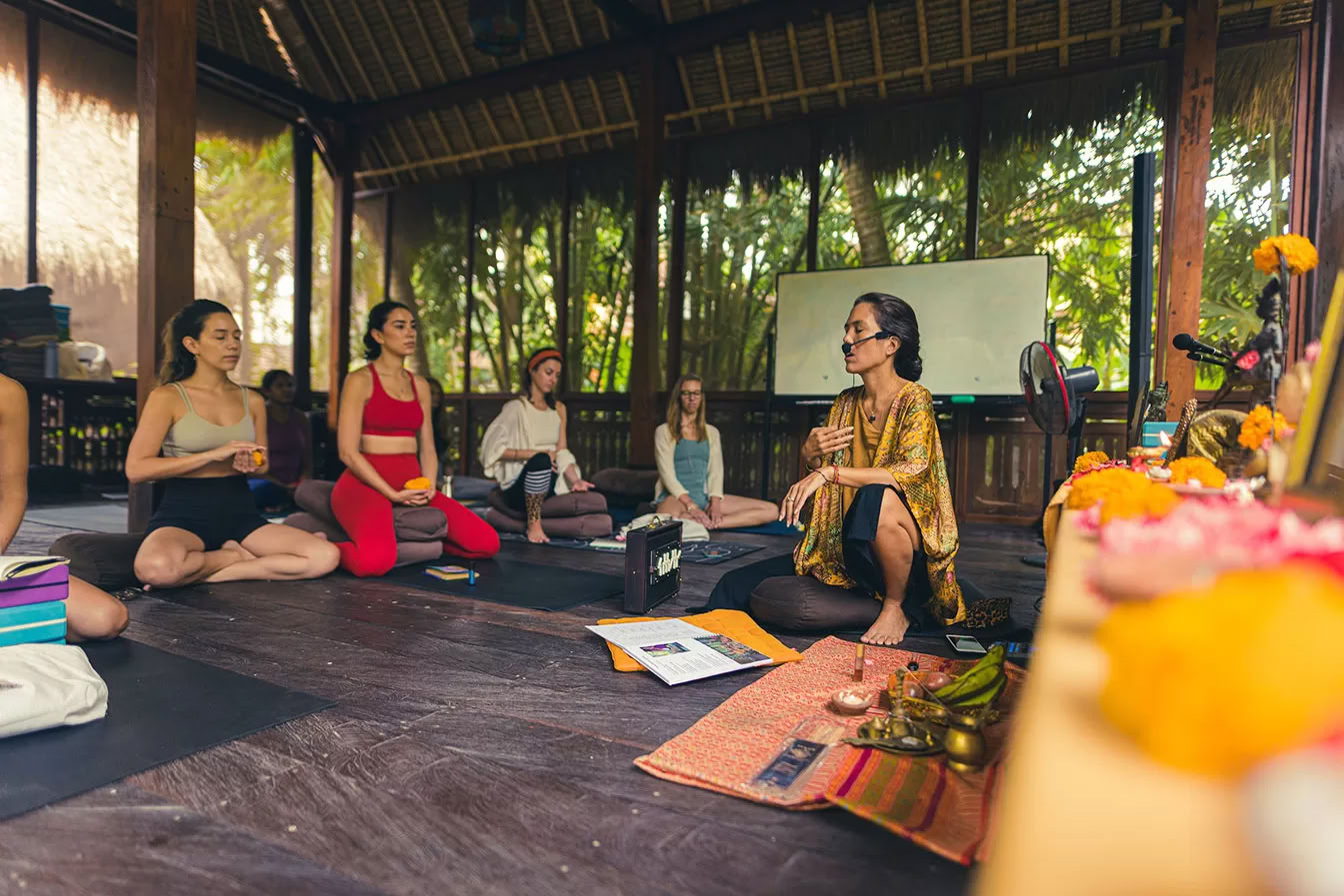 Lucidflow 100h de 300h ytt - Formación de Profesores de Yoga en Bali