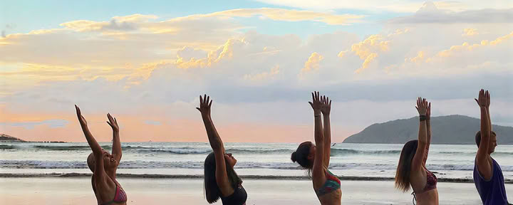 Yoga en la playa y trabajo de respiración