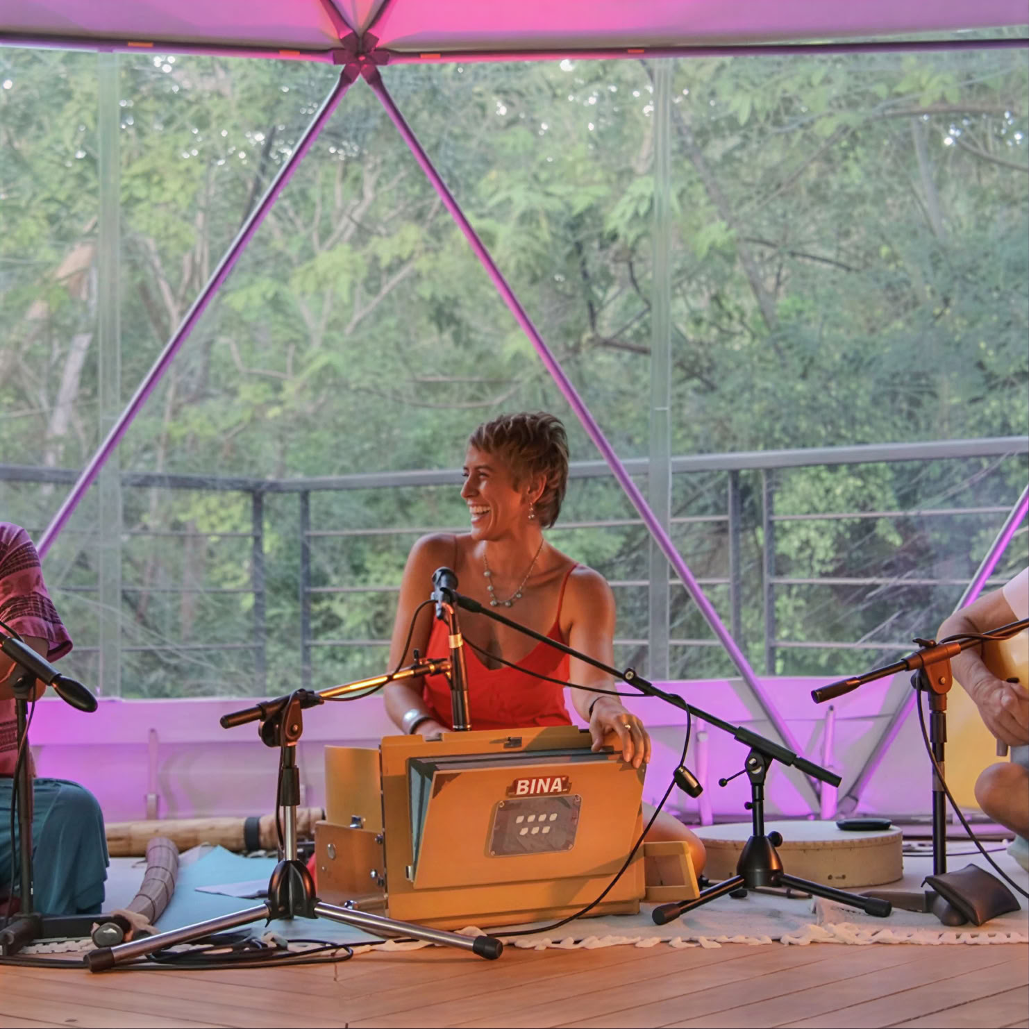 Concierto de Kirtan en la Cúpula Geodésica