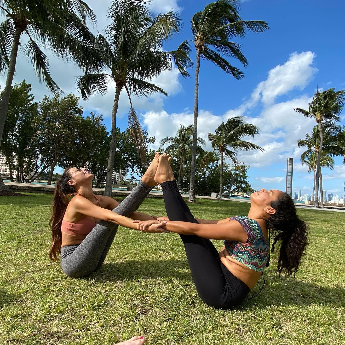 Clase de yoga en pareja en el parque!