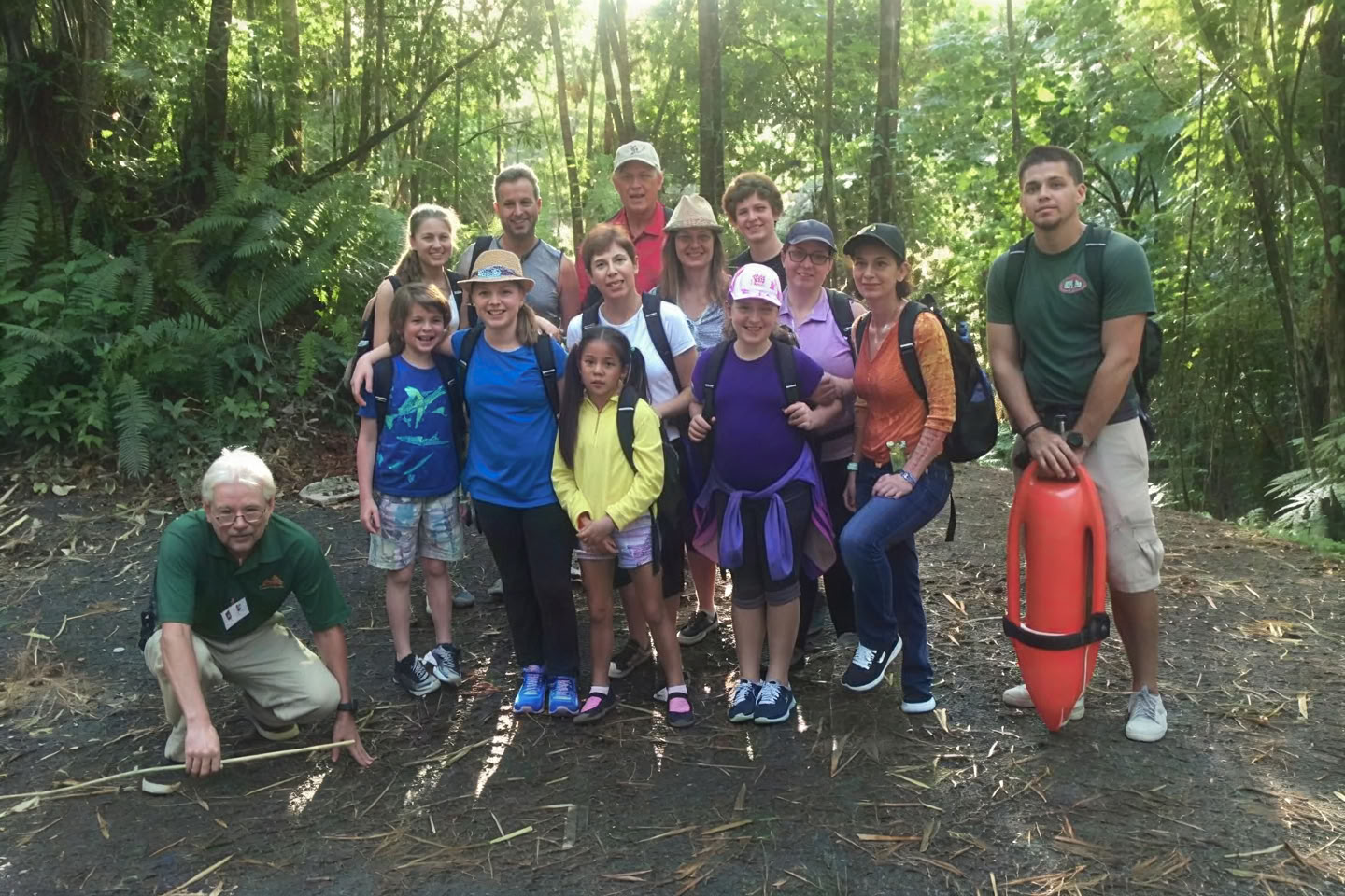 Paseo por la naturaleza en la selva tropical salvaje y escénica hacia la aventura en el río
