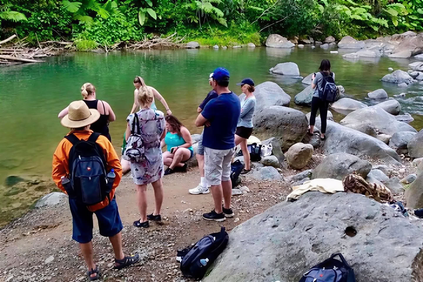 Paseo por la naturaleza en la selva tropical salvaje y escénica hacia la aventura en el río