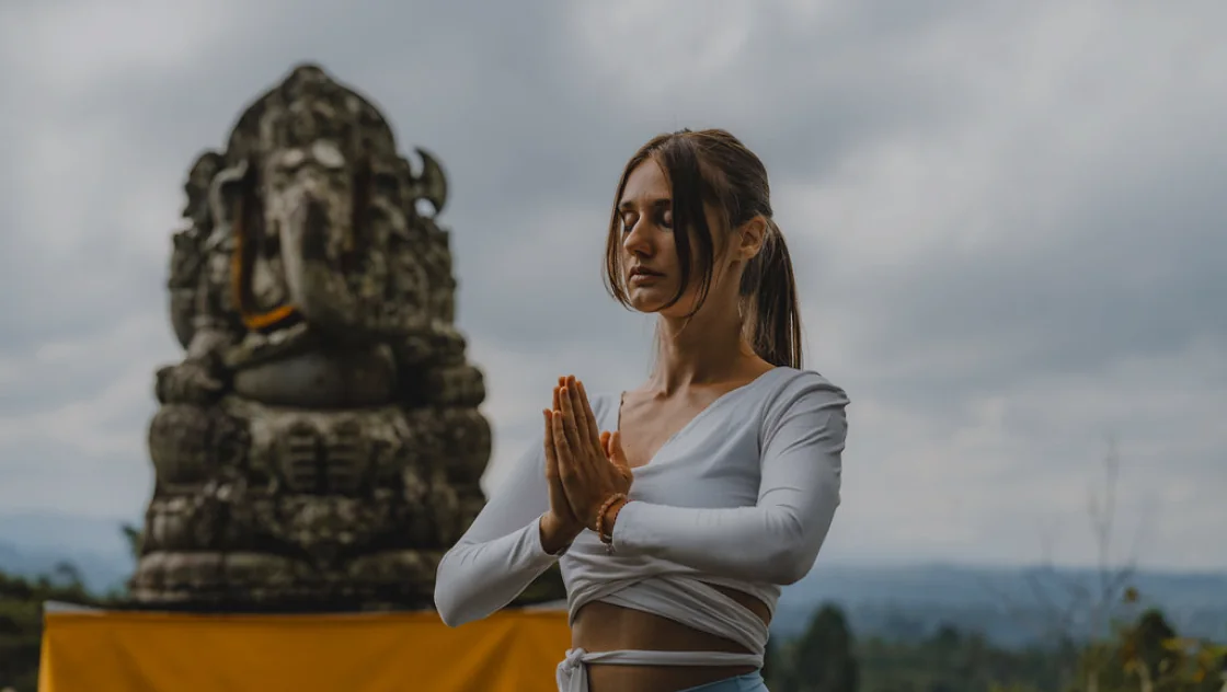 Formación híbrida de profesores de yoga de 200 horas/300 horas – 26 sep - 5 oct