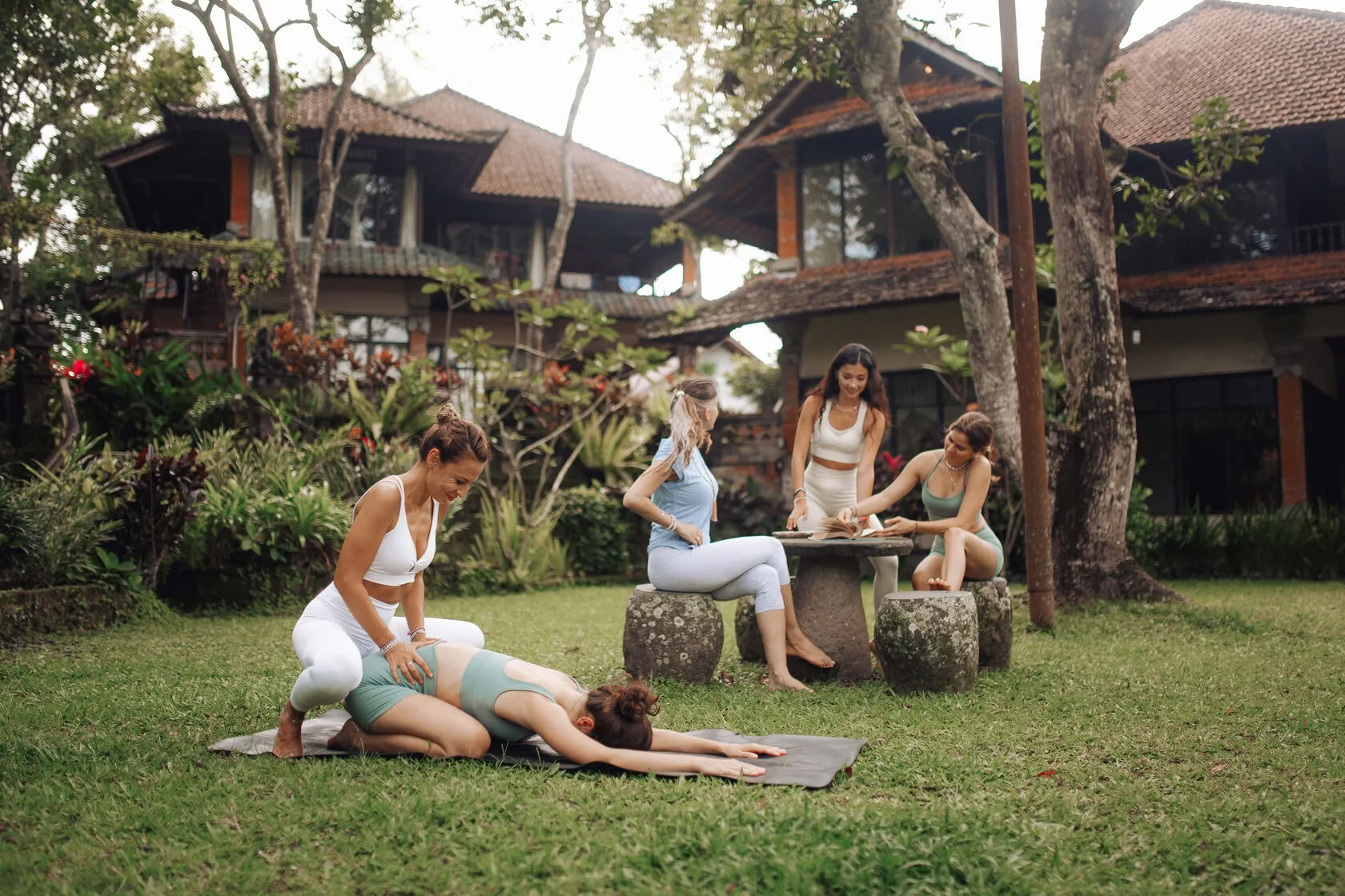 Formación híbrida de profesores de yoga de 200 horas/300 horas – 26 sep - 5 oct
