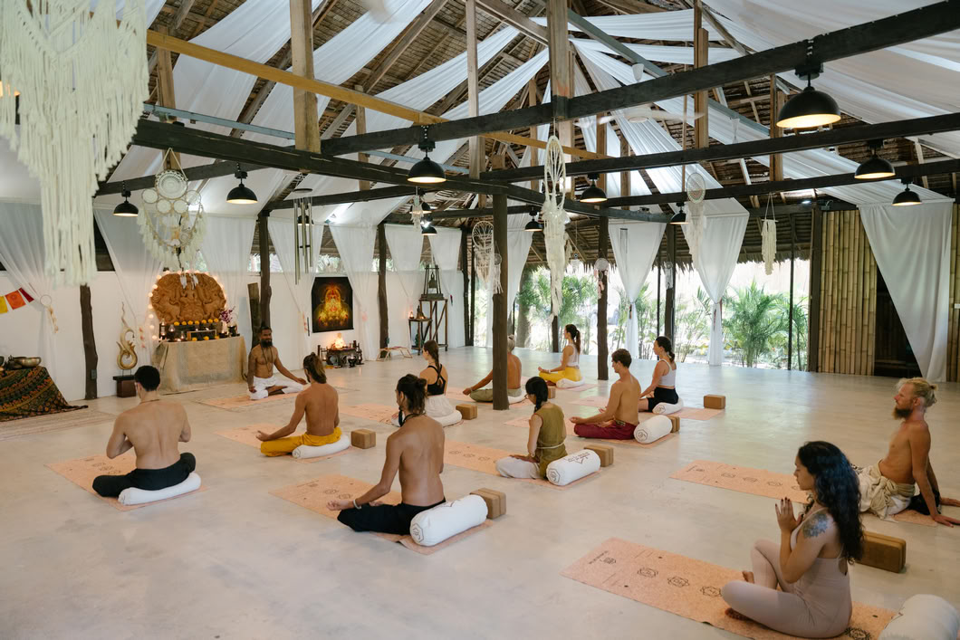 Formación híbrida de profesores de yoga de 200 horas / 300 horas – 21 de dic. – 30 de dic. de 2026