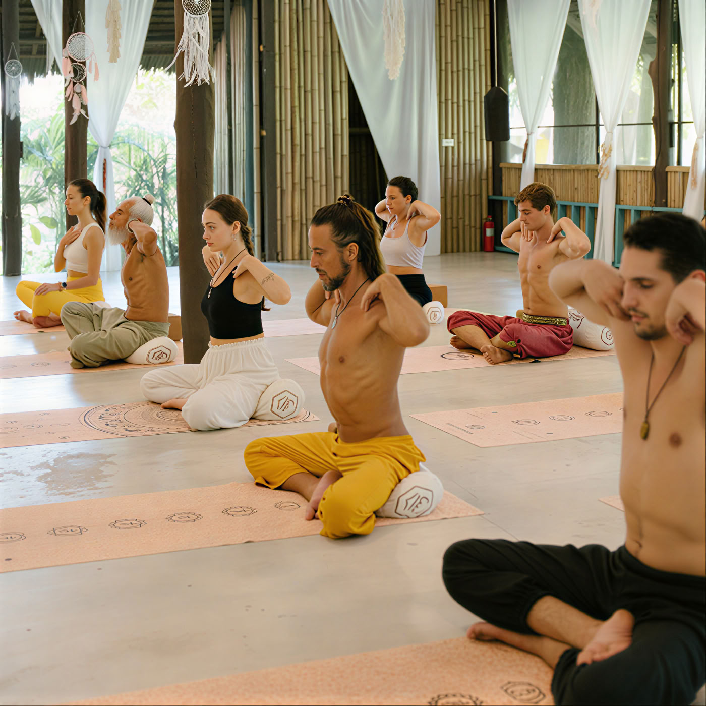 Formación híbrida de profesores de yoga de 200 horas / 300 horas – 21 de dic. – 30 de dic. de 2026