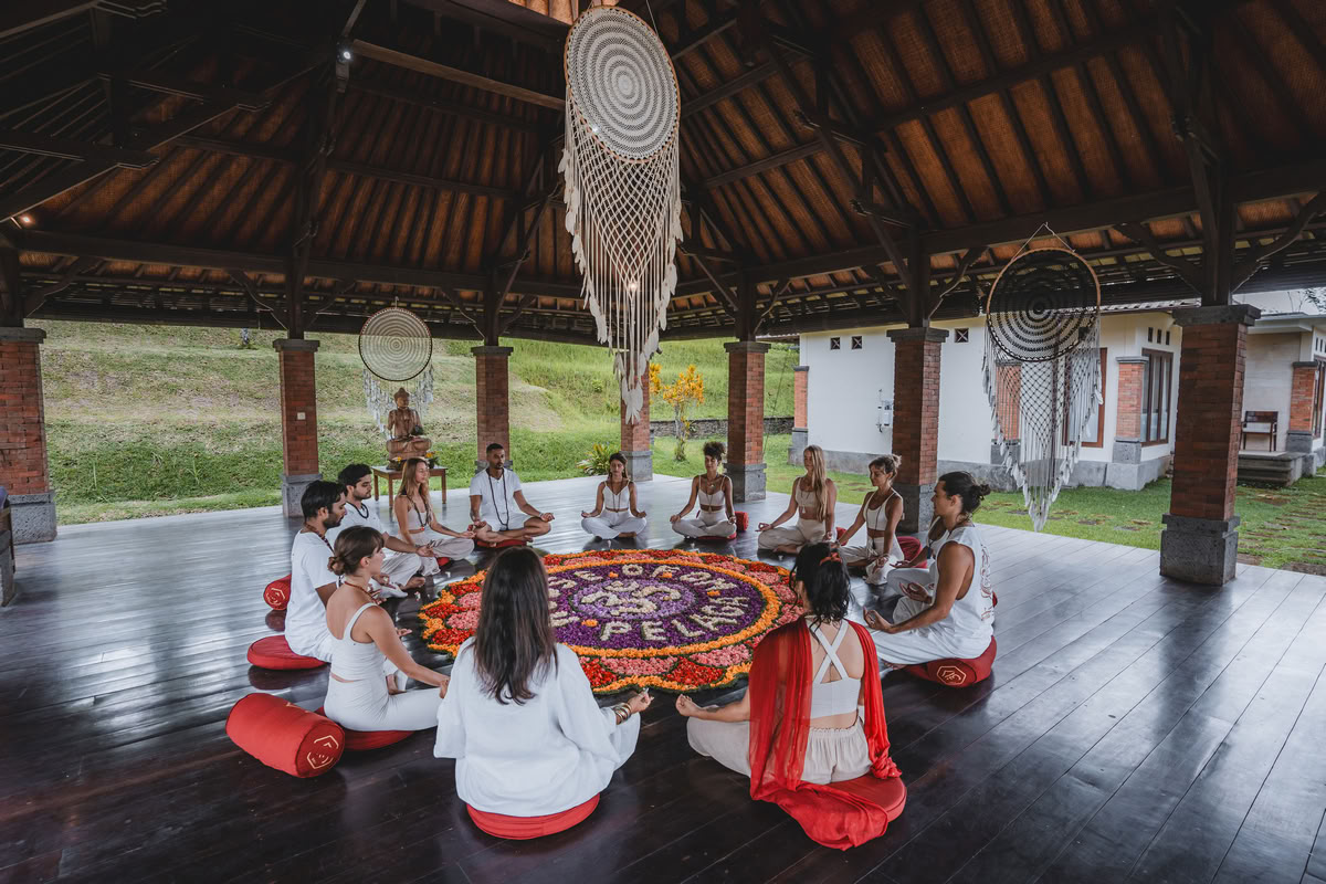 Formación híbrida de profesores de yoga de 200 horas/300 horas – 11 de mayo – 24 de mayo de 2026