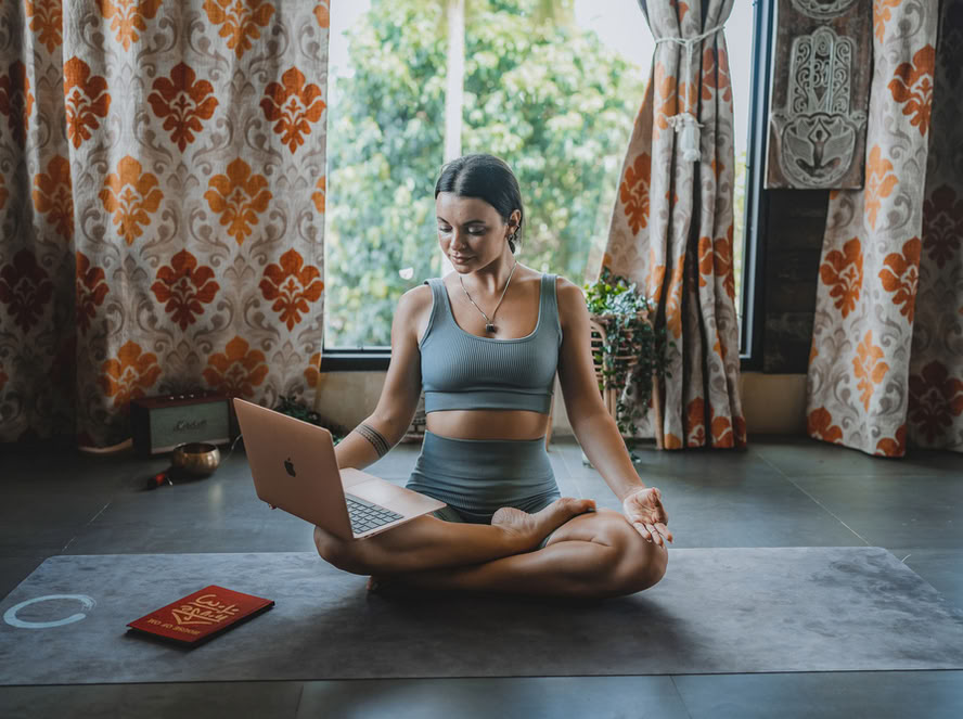 Formación híbrida de profesores de yoga de 200 horas/300 horas – 22 de jun. – 5 de jul. de 2026