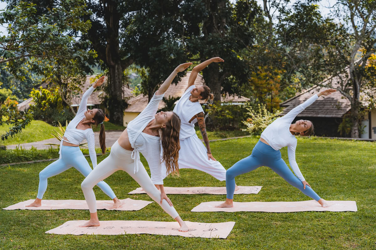 Formación híbrida de profesores de yoga de 200 horas / 300 horas – 26 de nov. – 9 de dic. de 2026