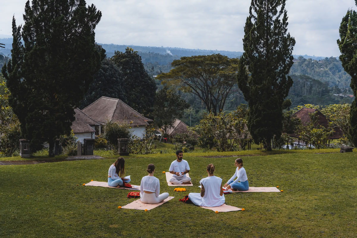 Entrenamiento híbrido de profesor de yoga de 200 horas/300 horas – 24 de dic. de 2026 – 6 de ene. de 2027