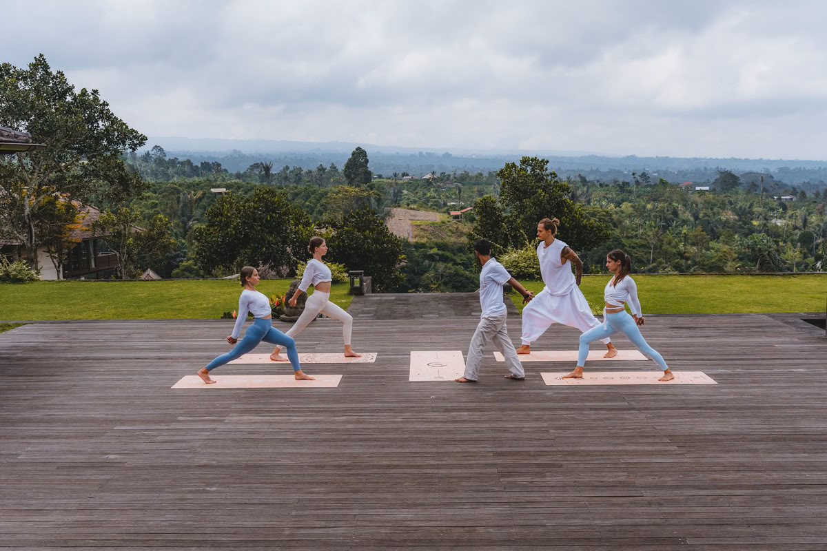 Entrenamiento híbrido de profesor de yoga de 200 horas/300 horas – 24 de dic. de 2026 – 6 de ene. de 2027