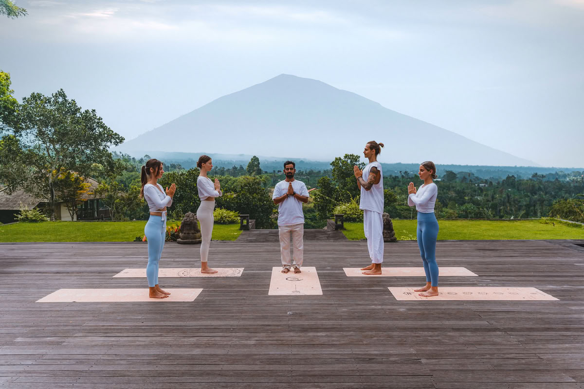 Formación de Profesores de Yoga de 300 horas – 11 de mayo - 7 de junio de 2026