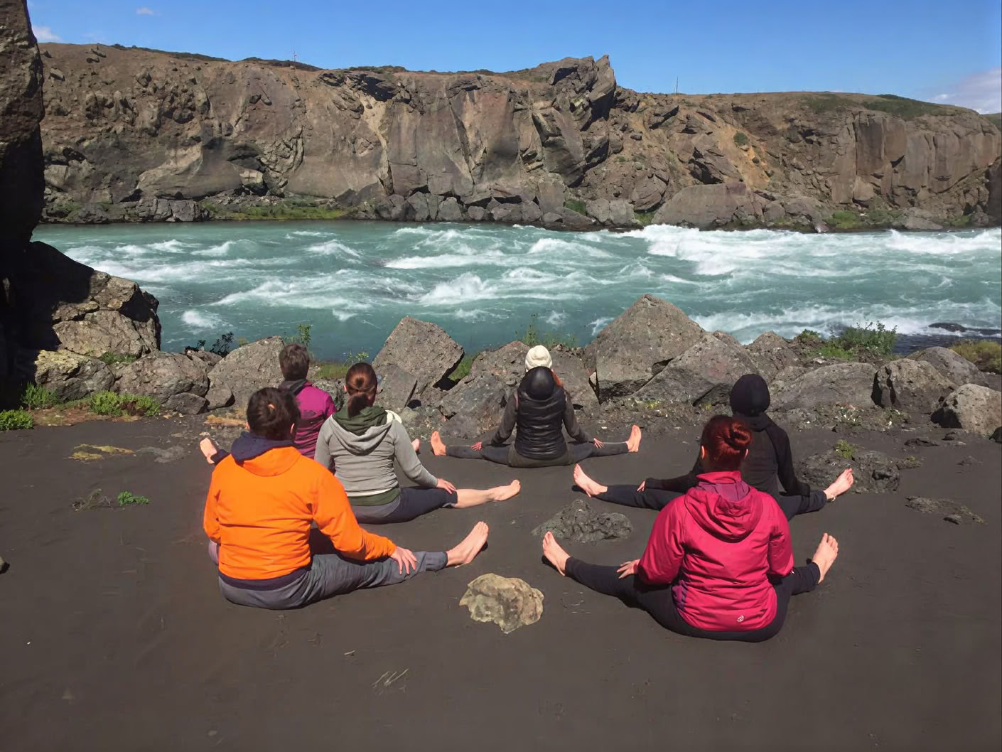 Yoga & Hiking Midnightsun Retiro en Islandia – Fechas 2025