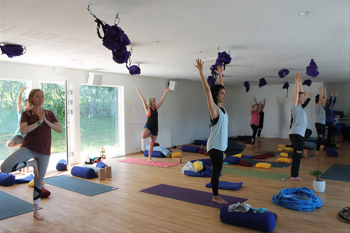 Yoga & Hiking Midnightsun Retiro en Islandia – Fechas 2025