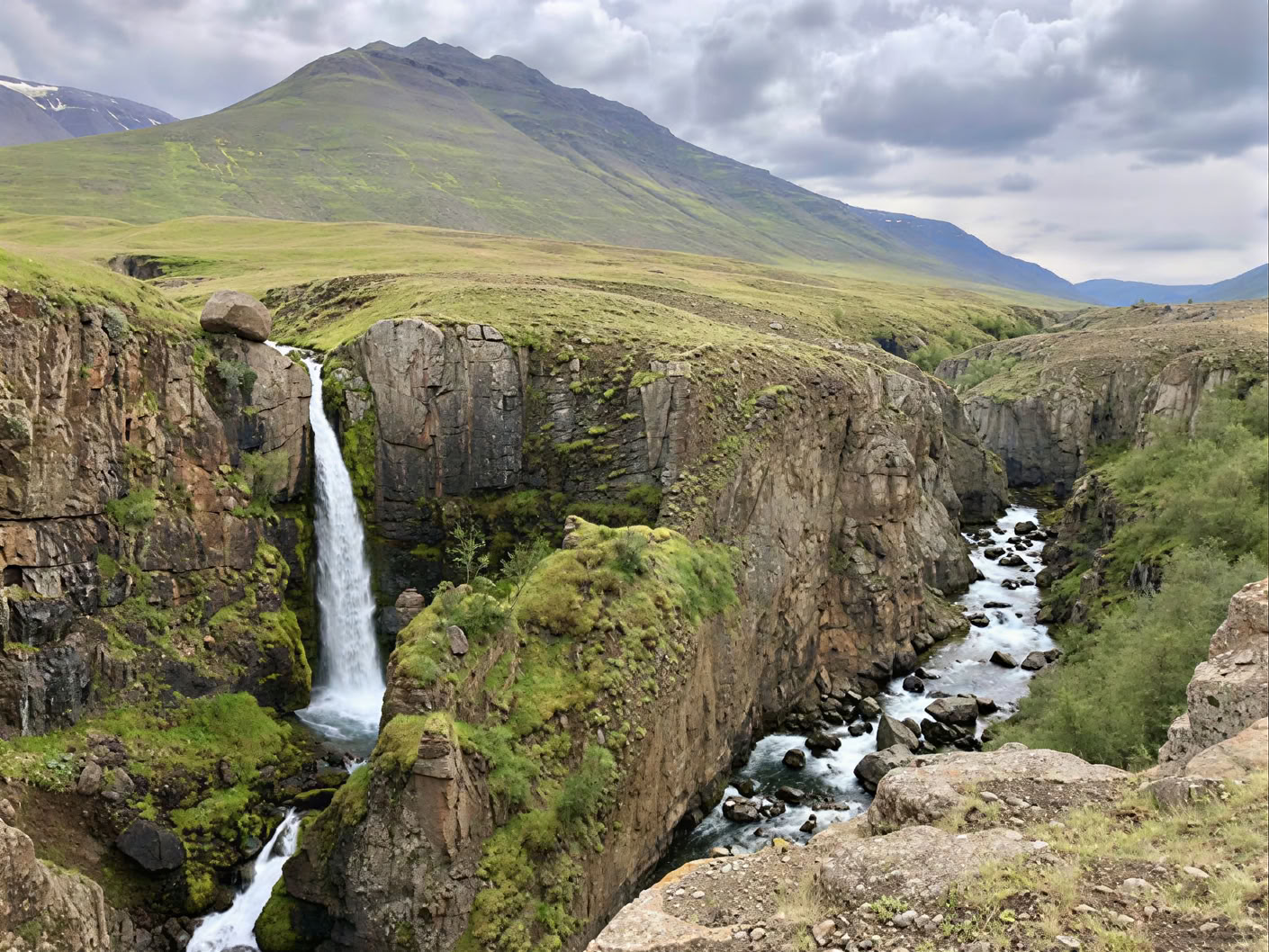Yoga & Hike Retiro del Sol de Medianoche en Islandia – Fechas 2026