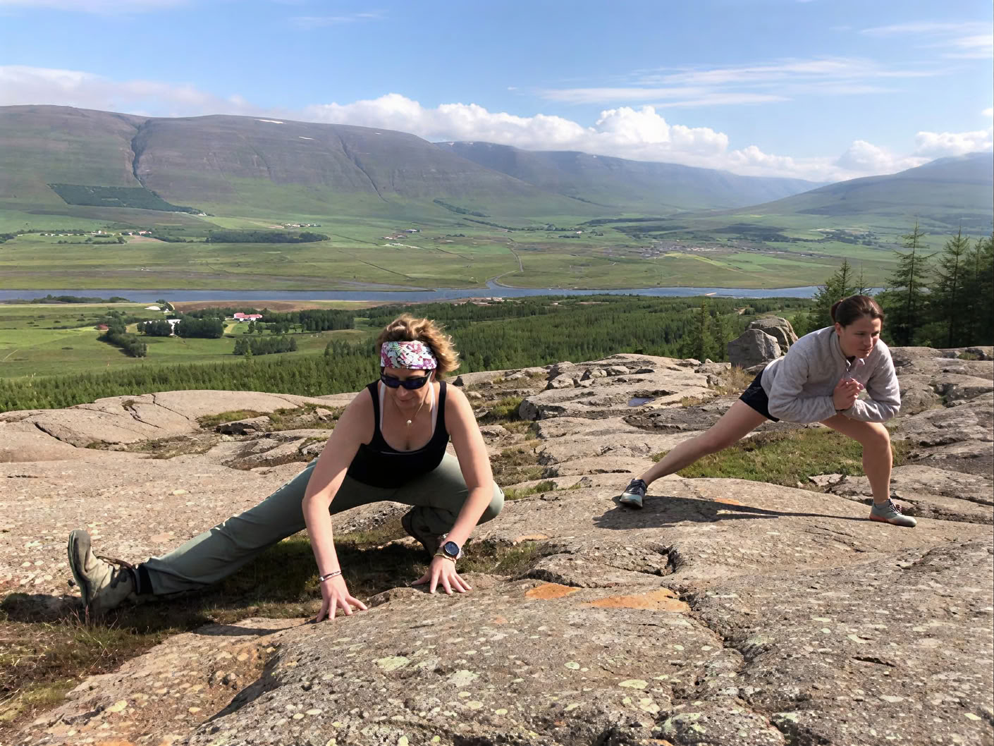 Yoga & Hike Retiro del Sol de Medianoche en Islandia – Fechas 2026